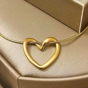 扭曲爱心项链女锁骨链2023年新款异形短款轻奢简约网红钛钢饰品