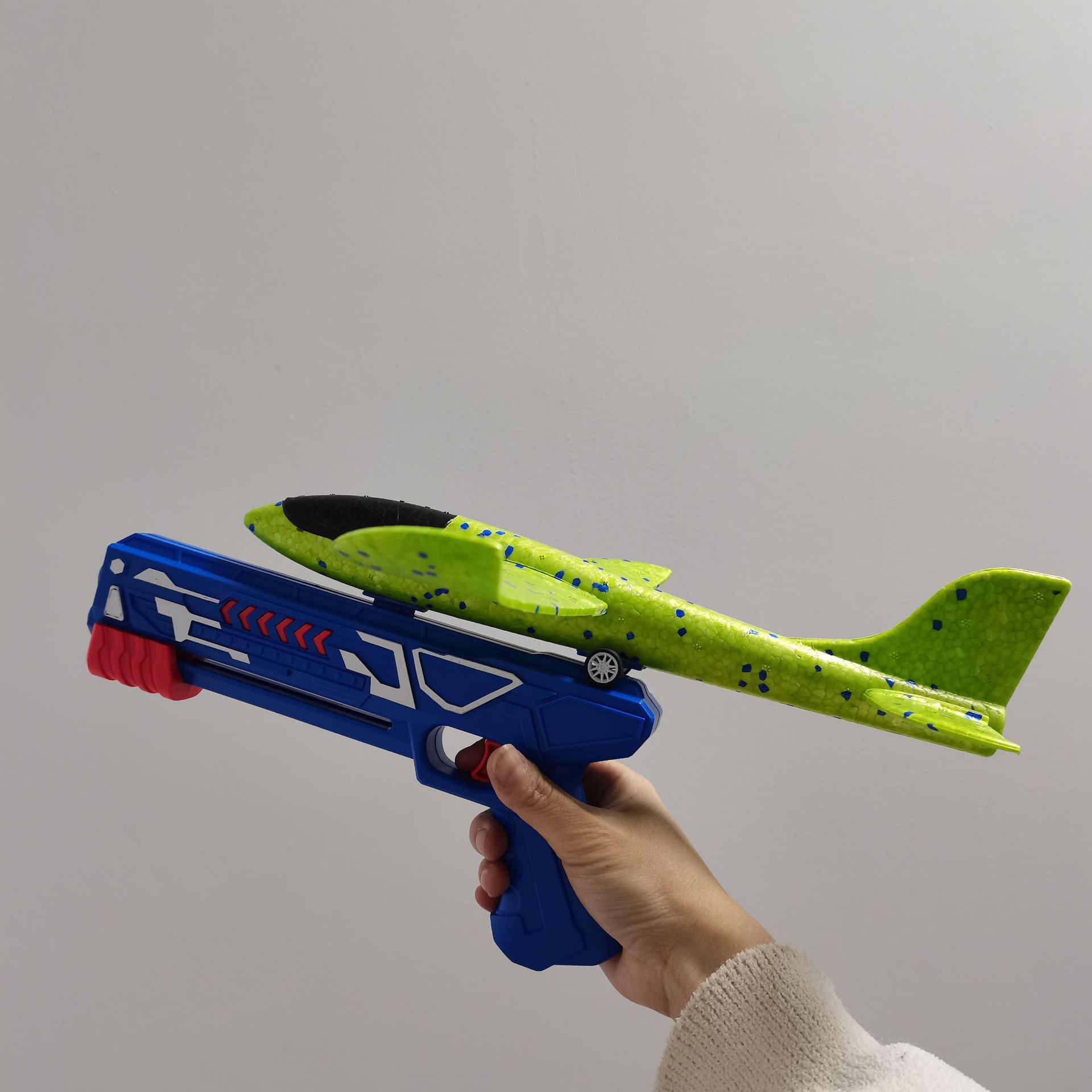 跨境亚马逊泡沫弹射飞机枪式发射器手抛灯光飞机儿童户外玩具枪