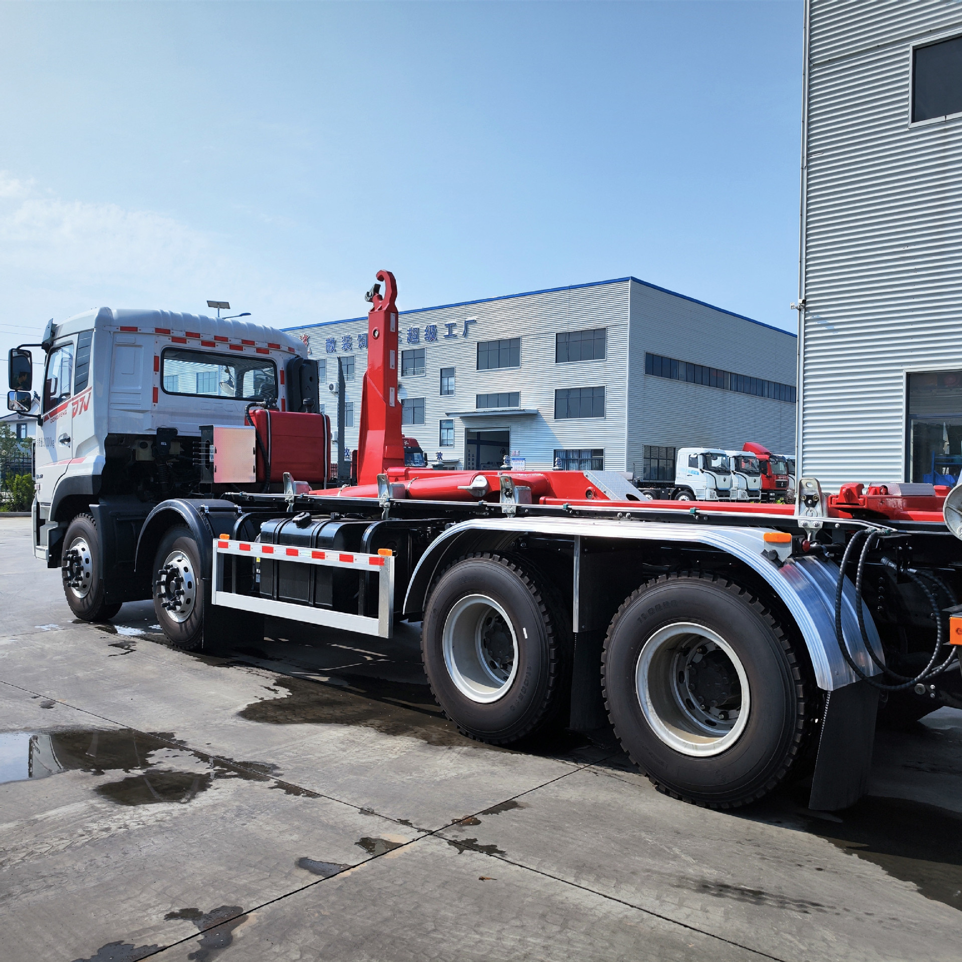 程力东风前四后八勾臂套臂垃圾车移动式垃圾箱可卸式垃圾中转清运