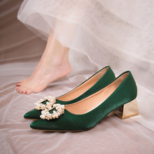 小众绿色秀禾服婚纱两穿结婚鞋女2024新款秋季礼服中式高跟新娘鞋
