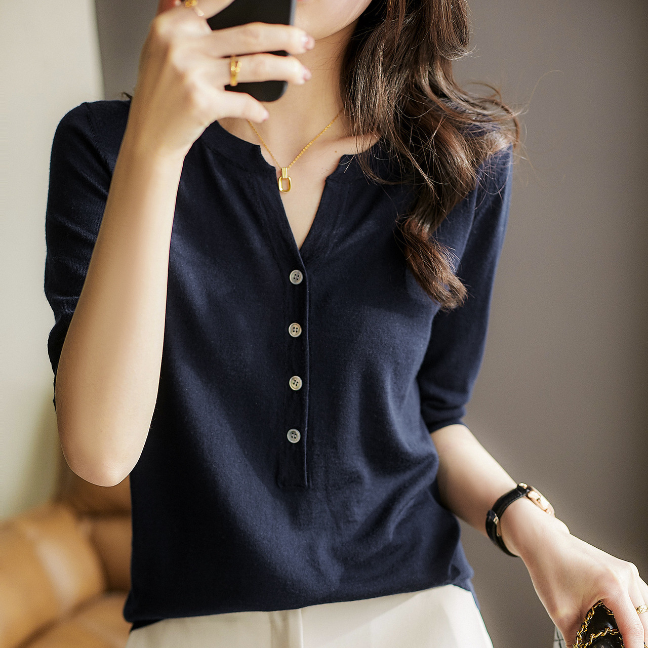 2024新款不显山露水的斯文夏季新款v领宽松上衣中袖针织衫女式t恤