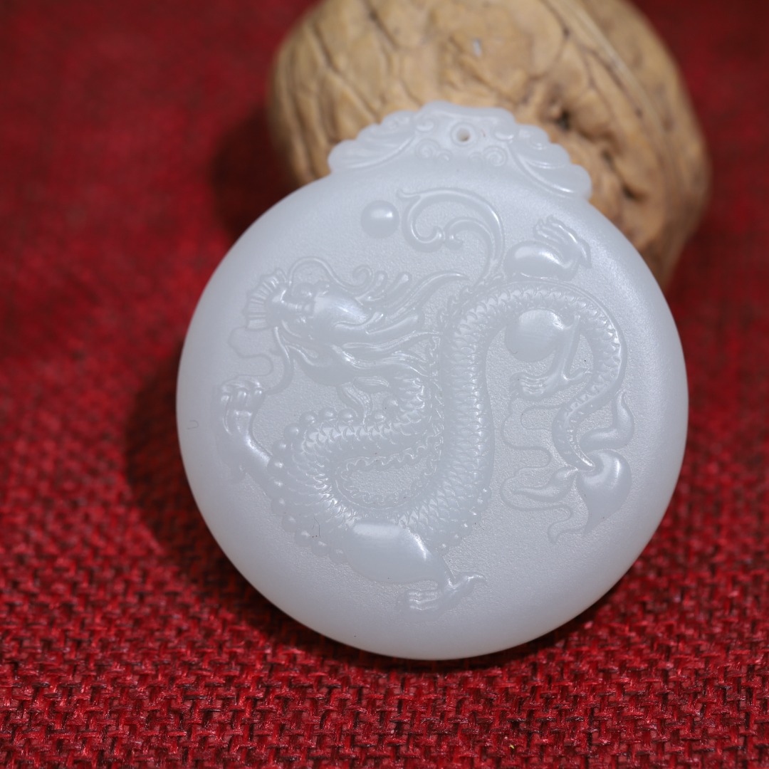 天然新疆和田玉羊脂白玉龙行天下吊坠手工雕刻生肖龙玉牌送证书