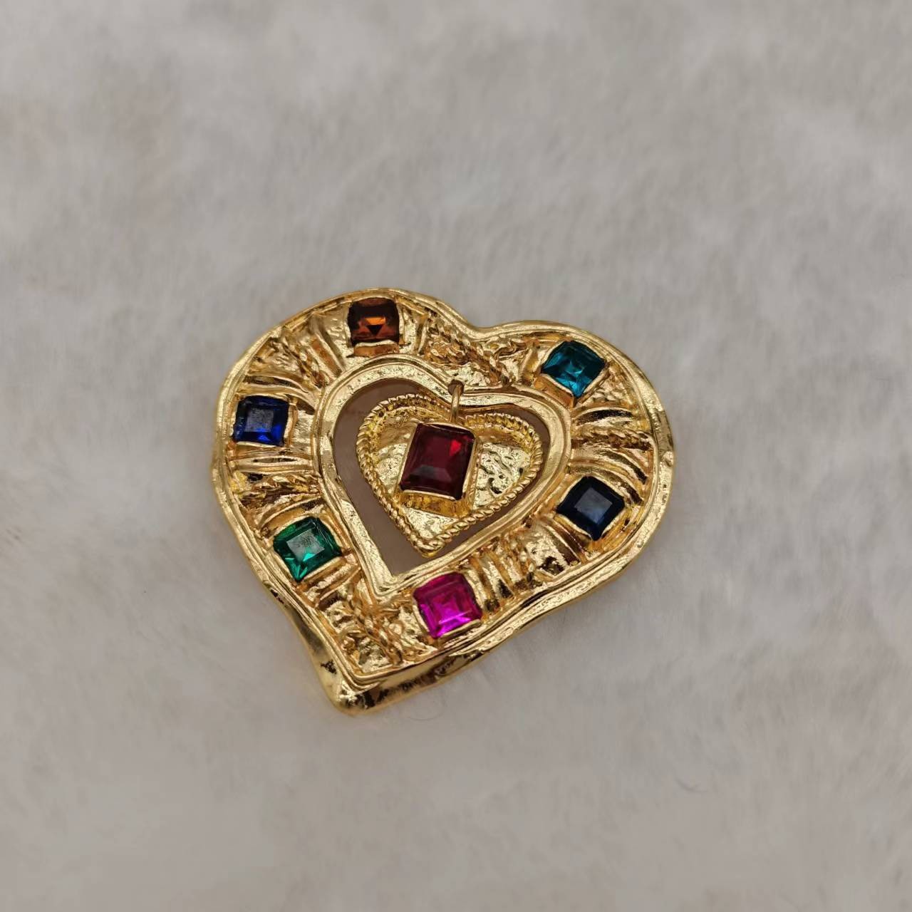 青岛饰品 电镀真金文艺复古合金镶琉璃心形胸针 饰品胸针批发