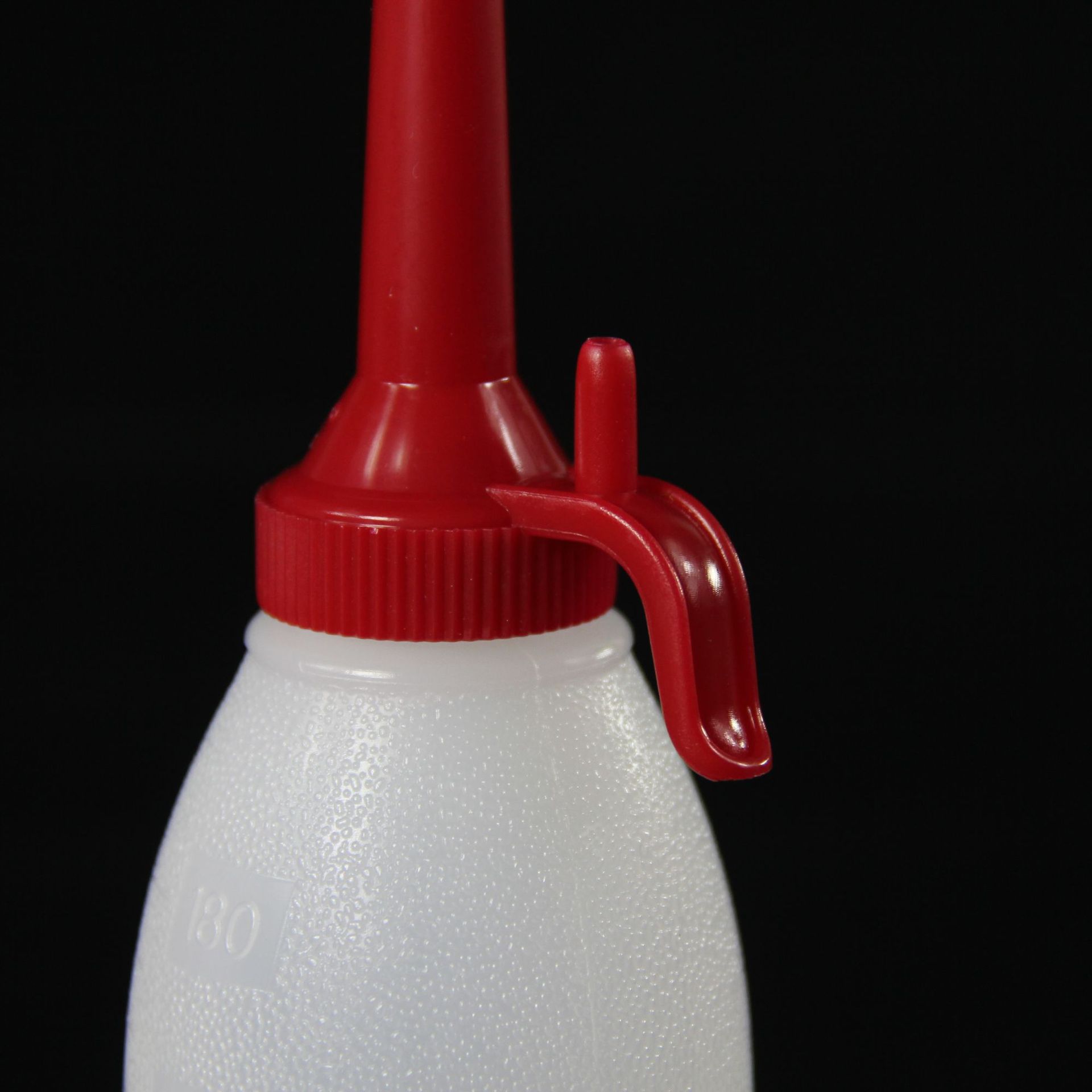 厂家供应塑料小油壶 红盖180ml尖嘴油壶塑料瓶 带刻度质量可靠