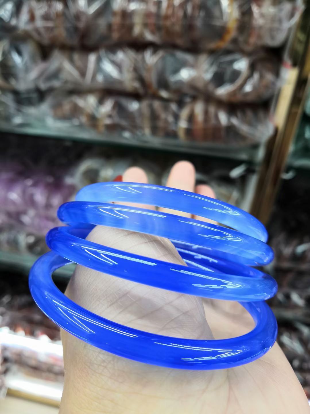 批发天然冰种蓝玉髓玛瑙圆条天蓝色手镯少女款玉石镯子支持代发