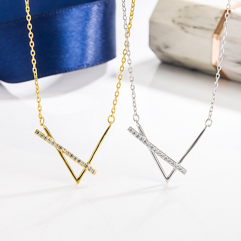 新款几何形简约风s925纯银v字母锁骨链交叉小众设计女生礼物项链