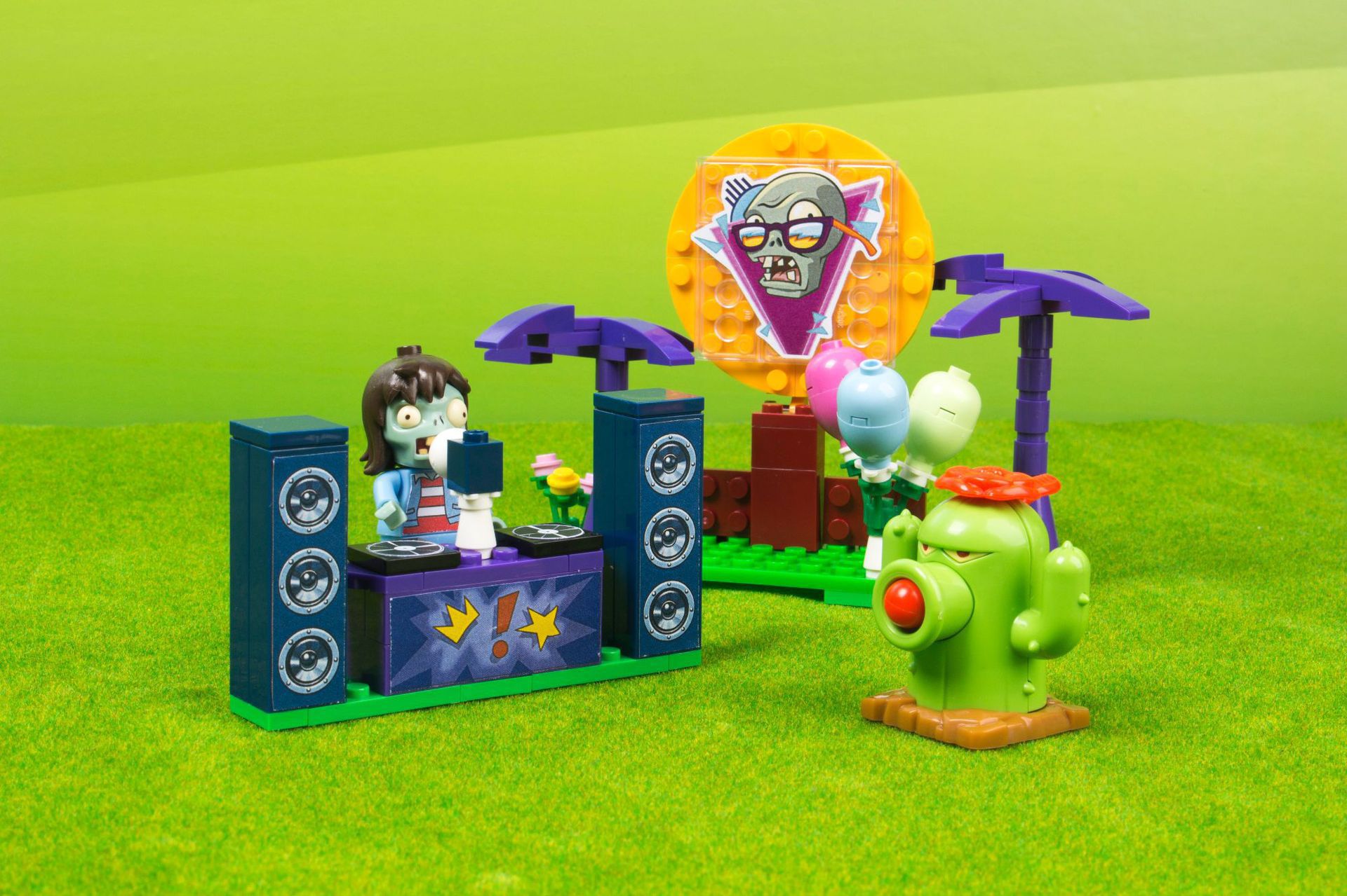 潮升植物大战僵尸2黑暗巨龙守卫蒸汽僵尸列车玉米炮弹射积木玩具