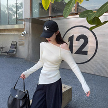 斜领露肩针织衫女秋季2024新款气质修身显瘦开叉不规则长袖上衣潮
