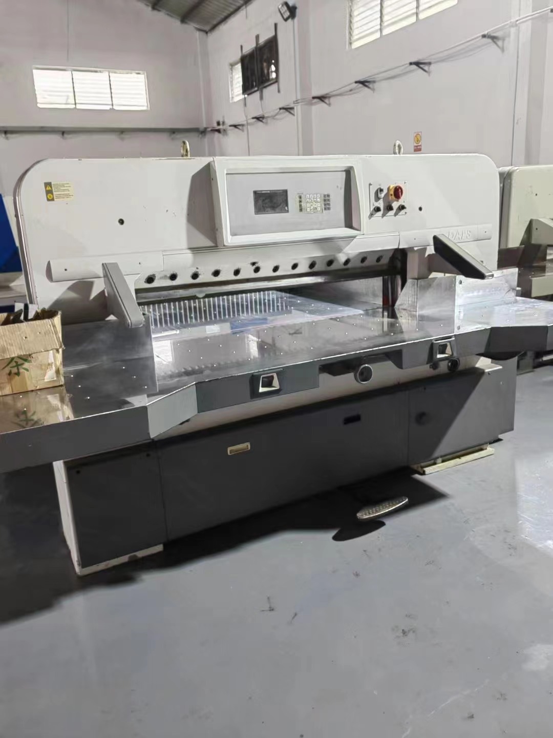 液压电脑切纸机