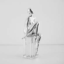 电镀空山基机械女神坐姿摆件简约现代抽象人物雕塑 客厅软装饰品