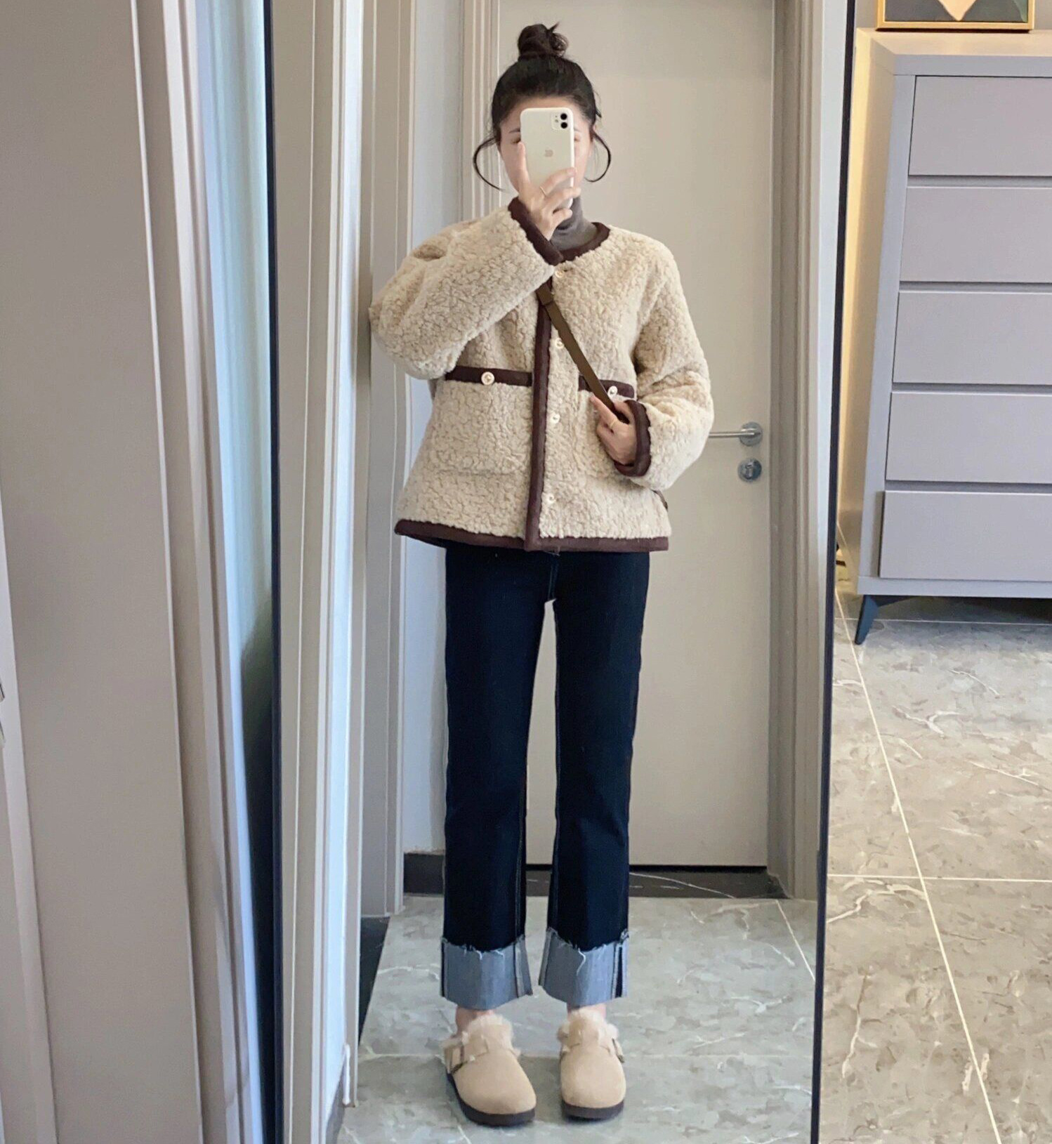浅咖色小香风羊羔毛外套女冬季加厚撞色皮毛一体羊羔绒短外套上衣
