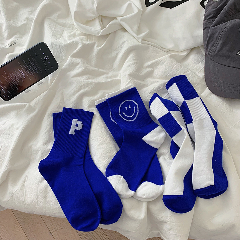 克莱因蓝袜子女韩国ins潮笑脸棋盘格中筒袜字母p条纹宝蓝堆堆袜女