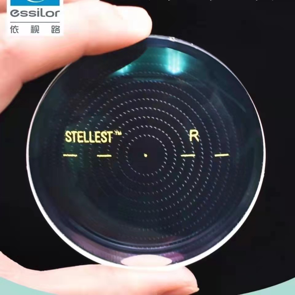 依视路星趣控儿童近视度数眼镜片1.