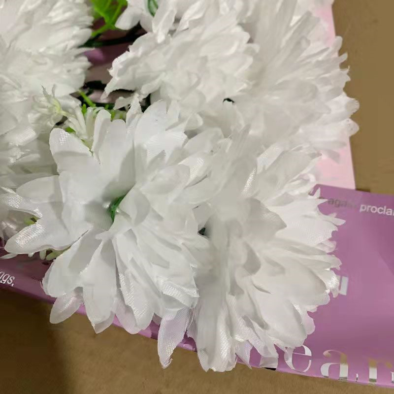 清明上坟手捧菊花黄色白色高档殡葬追悼五七周年忌日墓碑摆放花奠