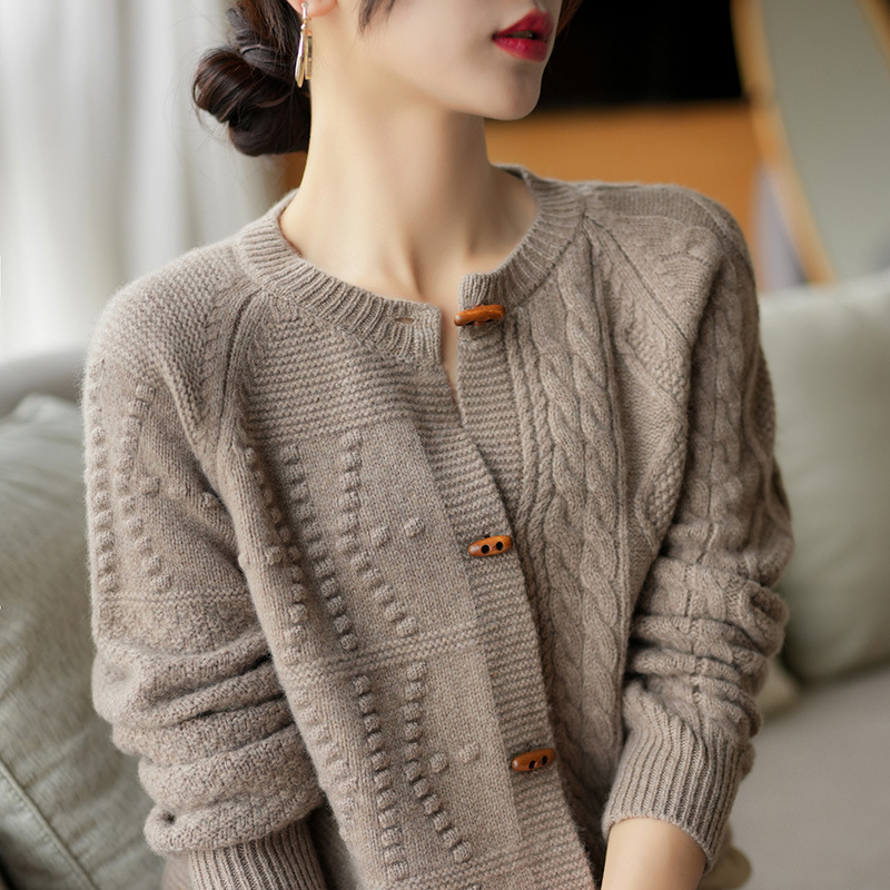2022秋冬韩版圆领绞花开衫牛角扣加厚针织毛衣女士插肩羊毛衫外套