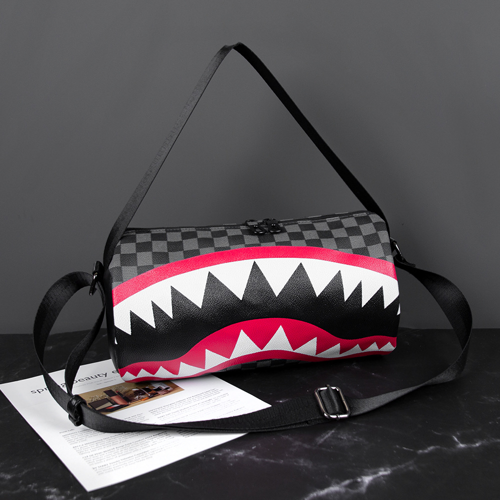 2021年新款男士圆筒包个性鲨鱼图案斜挎包时尚潮流单肩包轻便包批