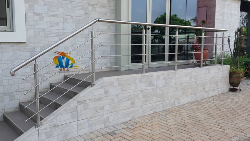 供应不锈钢栏杆立柱阳台栏杆扶手不锈钢楼梯立柱厂家直供支持定制