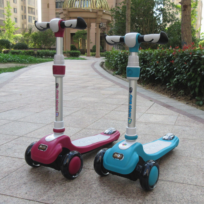 平板滑板车女生