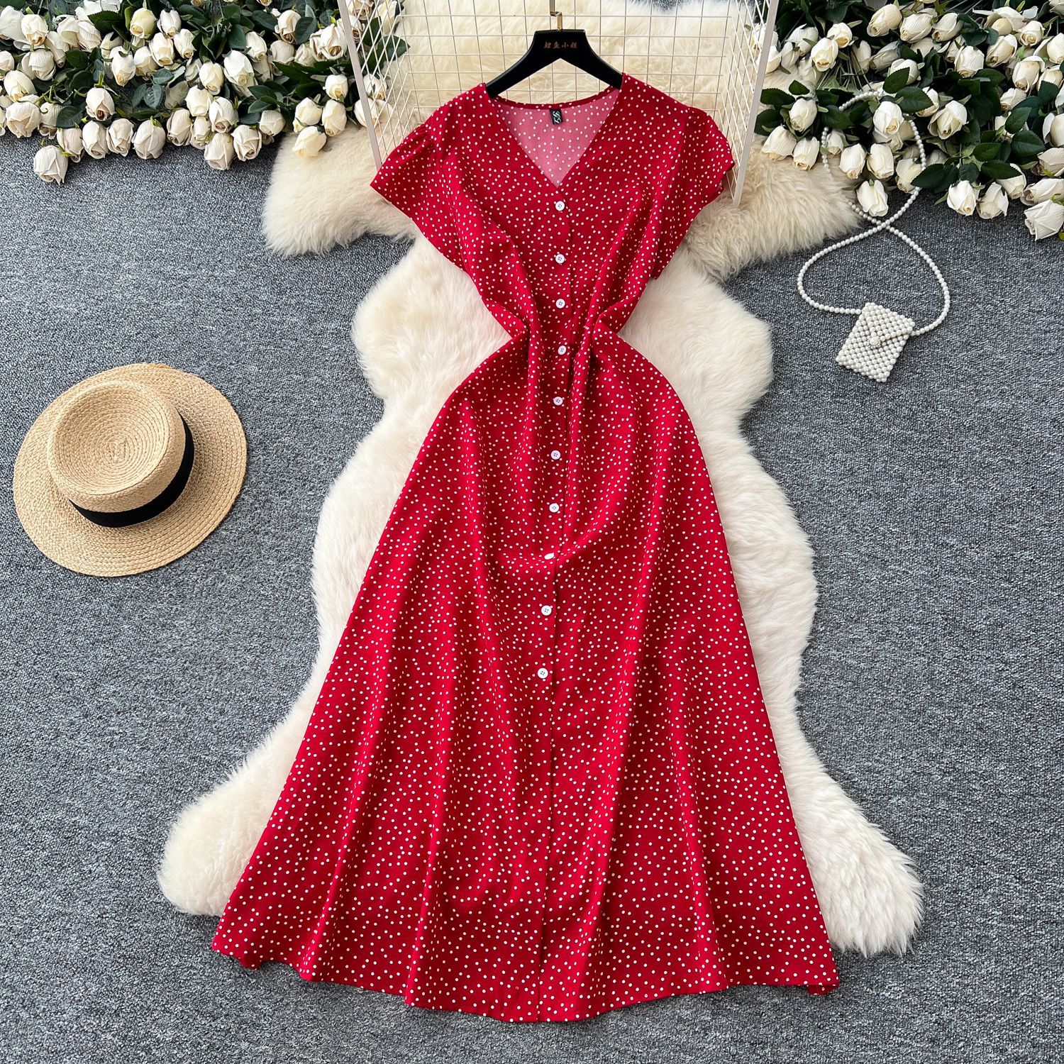 法式复古V领飞飞袖收腰连衣裙女2025夏季显瘦气质单排扣碎花长裙