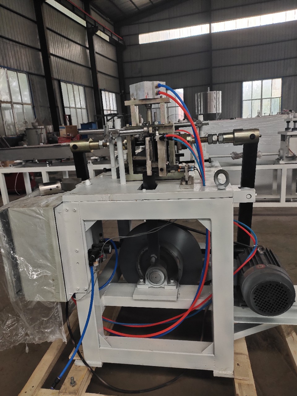 pvc工业线槽在线冲孔生产设备