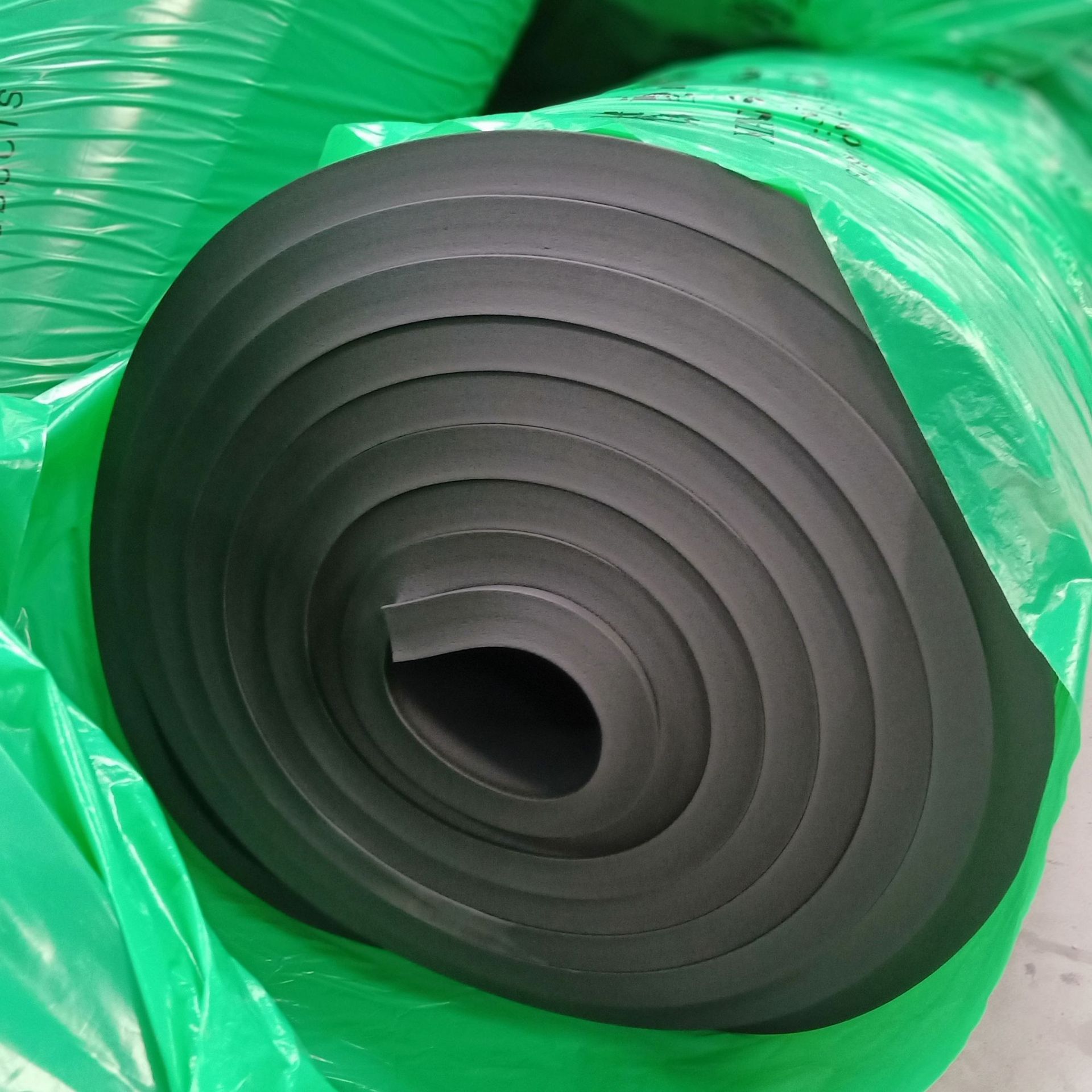 现货b2级橡塑海绵板 保温隔热高密度橡塑板建筑工程保温隔音板