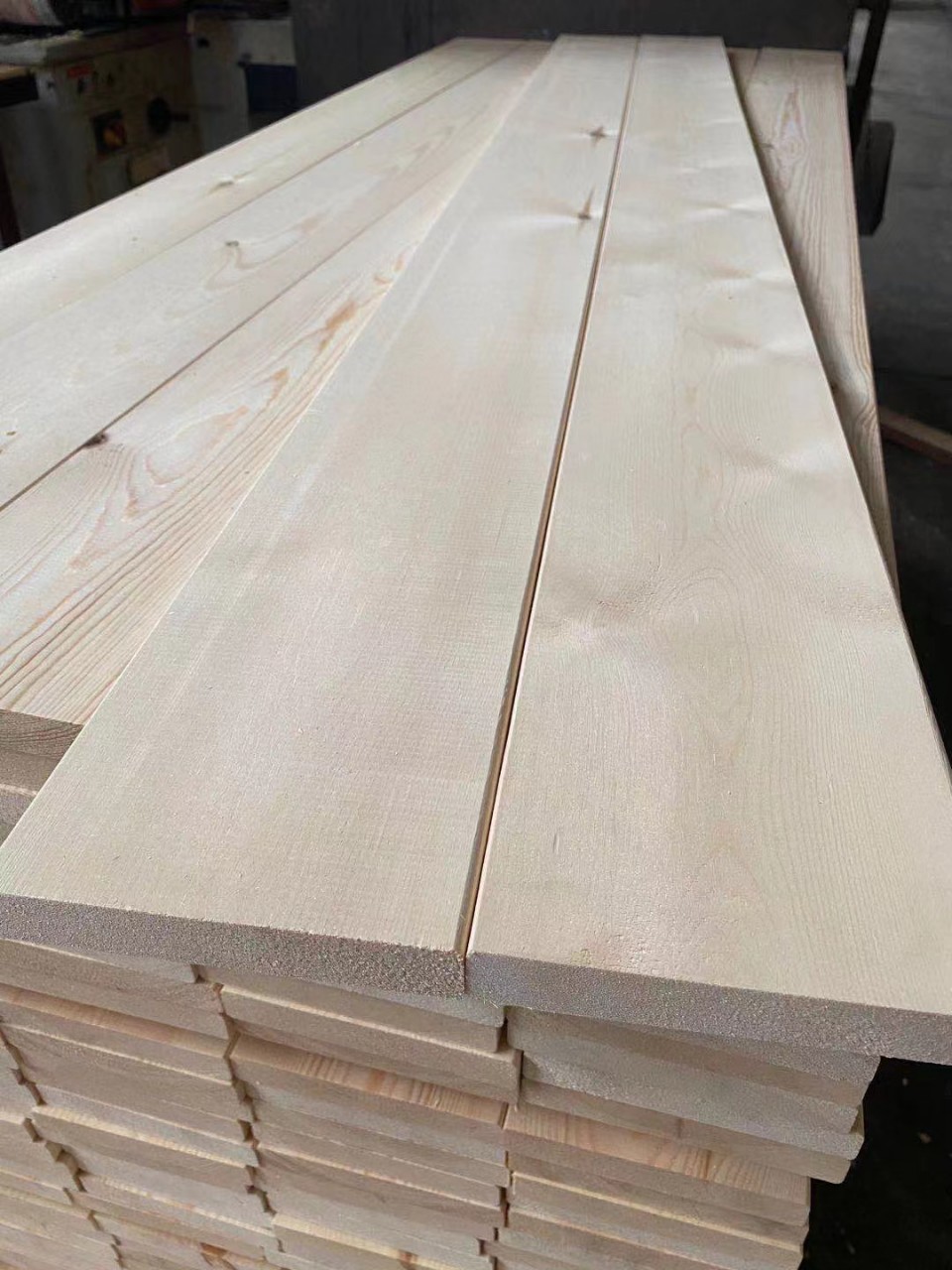 尺寸可定制松木防腐木板材龙骨不易劈裂板材木方 白松云杉樟子松