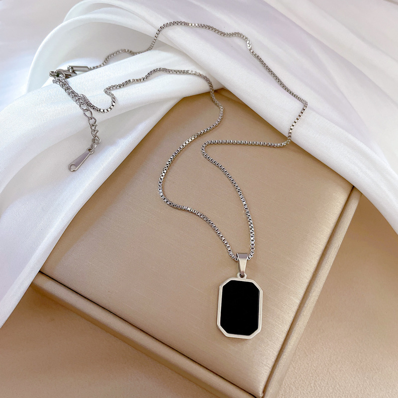 [Whole Titanium Steel] Geometric Square Personality Minimalist Style Furnace Real Gold Necklace Female Ins Online Influencer Clavicle Chain