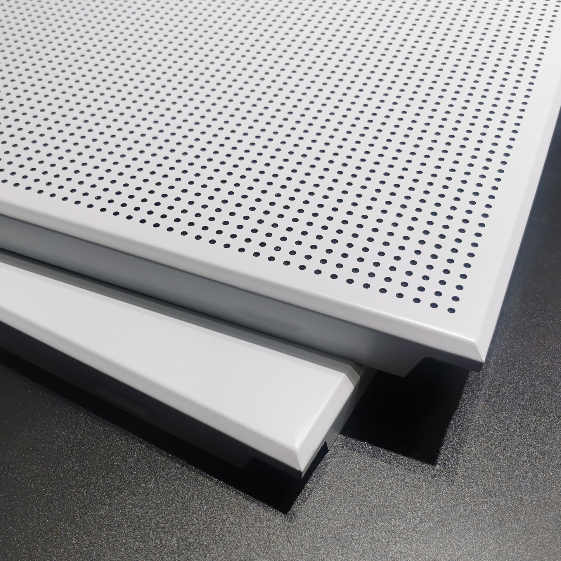 吸音冲孔600*600滚涂铝扣板机房铝扣板顶墙学校穿孔办公室天花板