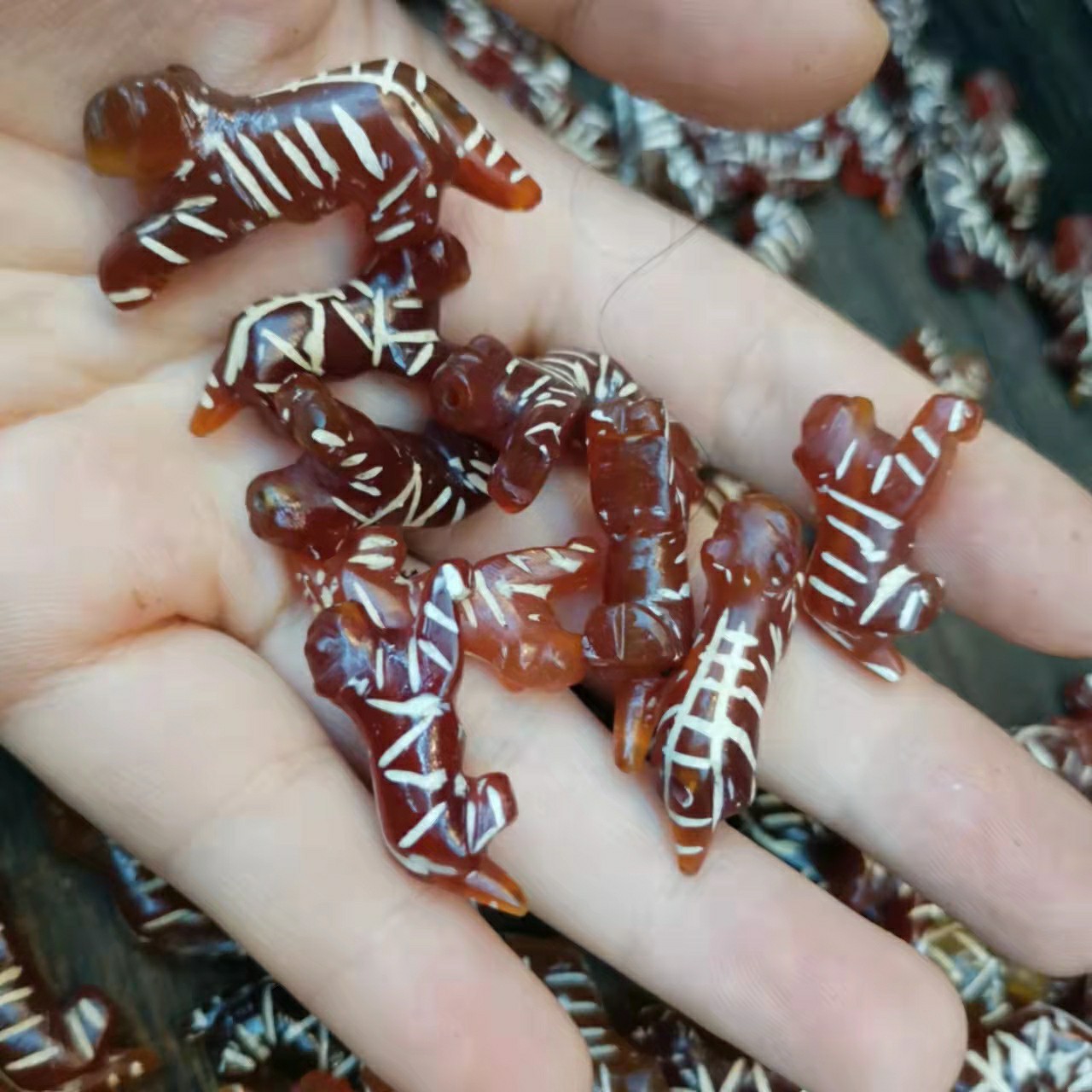 正宗古珠西亚蚀花红玉髓红黑有线条虎象动物老珠子1119