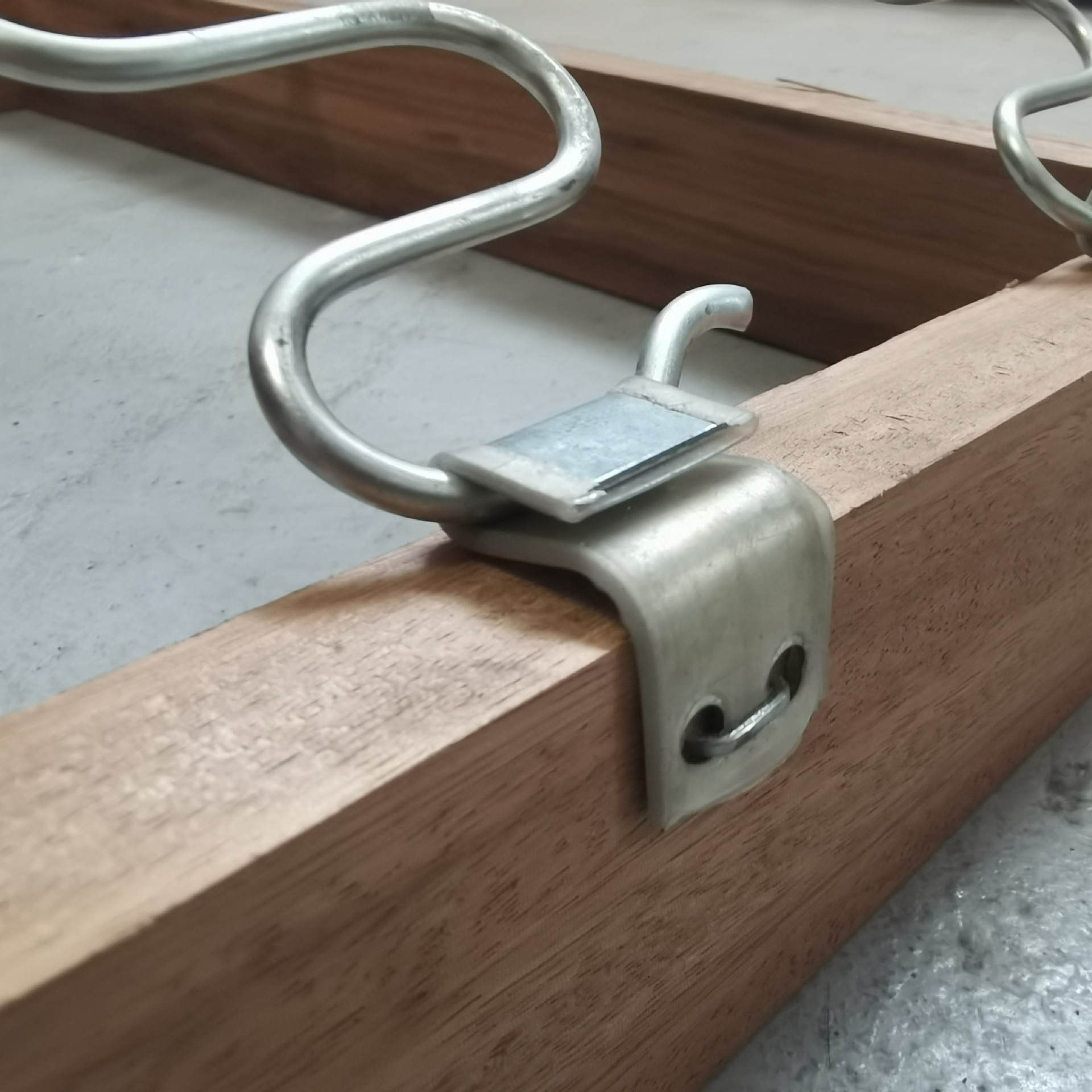 家具沙发侧面两孔s型沙发弹簧扣夹板扣马仔沙发弹簧木板扣连接件