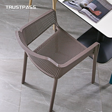 北欧塑料镂空家用创意餐桌椅时尚简约成人靠背可叠放户外餐椅胶凳