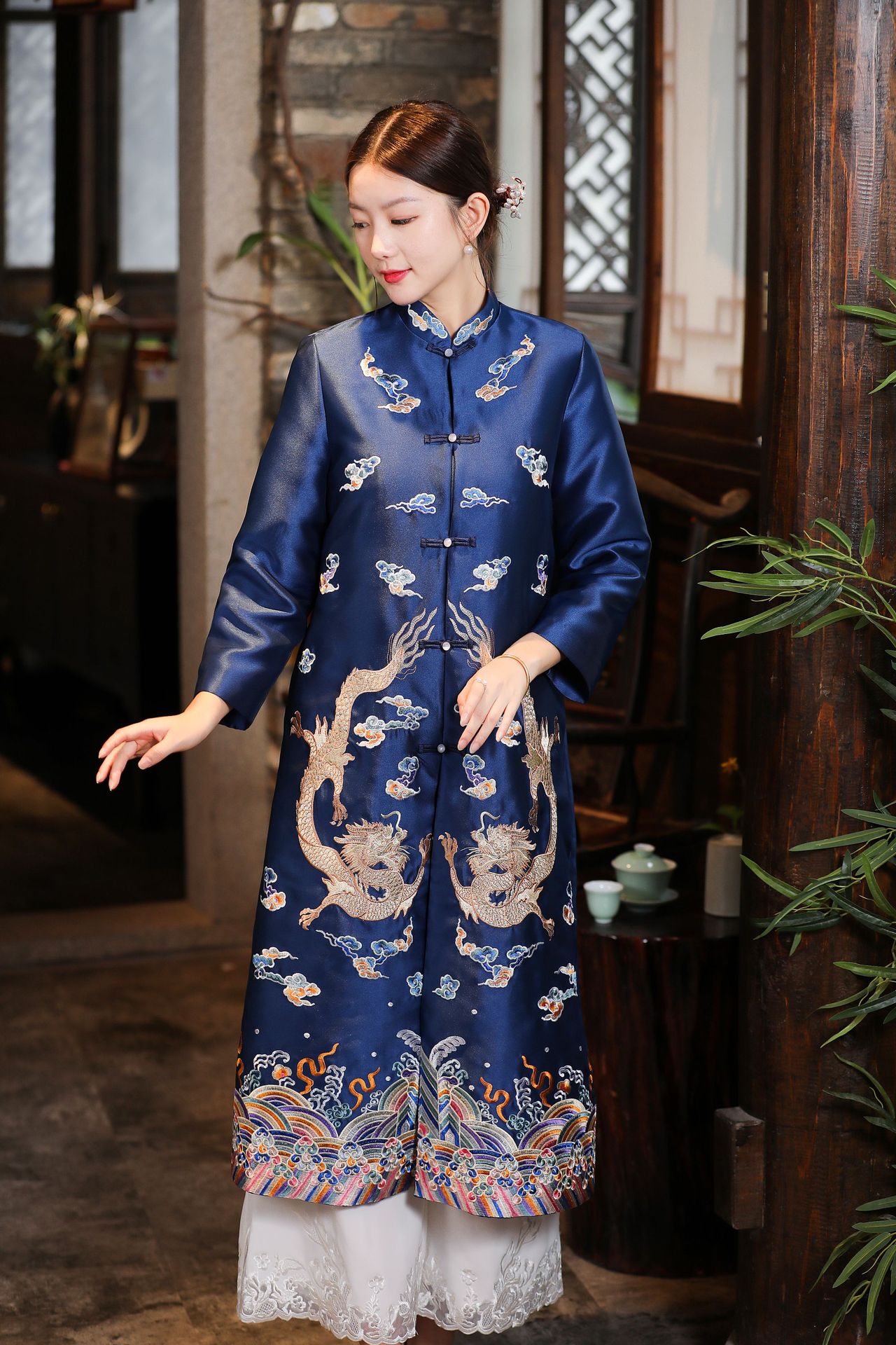 2021秋装复古外套秋冬新款大码女装民族风刺绣缎面唐装长款风衣