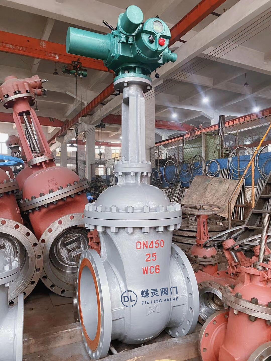 1,最常用的楔式闸板阀的两个面形成楔形,楔形角随阀门参数而异