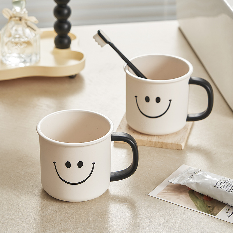 Creative Mouthwash Cup New Couple Toothbrush Cup Portable Plastic Mouthwash Cup with Handle Smiley Face Toothbrush Cup for Children