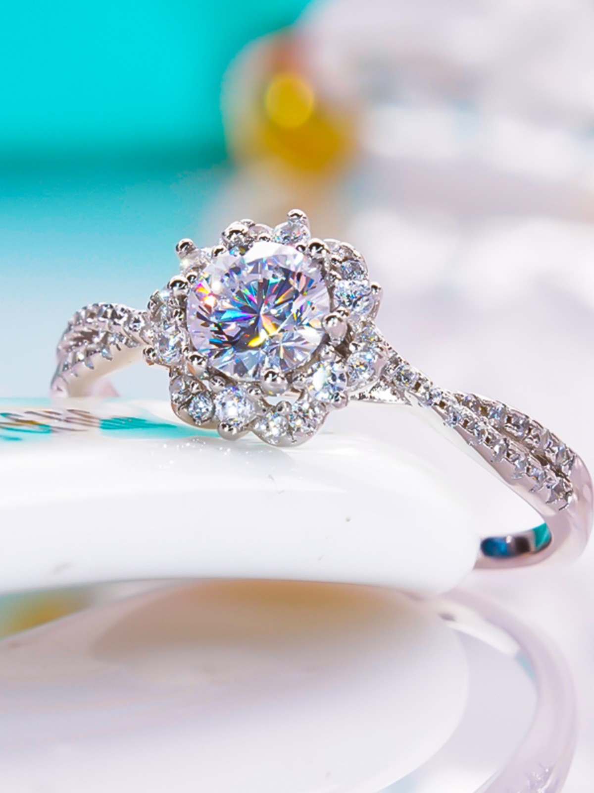 轻奢风18k金六爪扭臂莫桑钻戒指莫桑石围镶钻戒新款求婚婚戒交叉