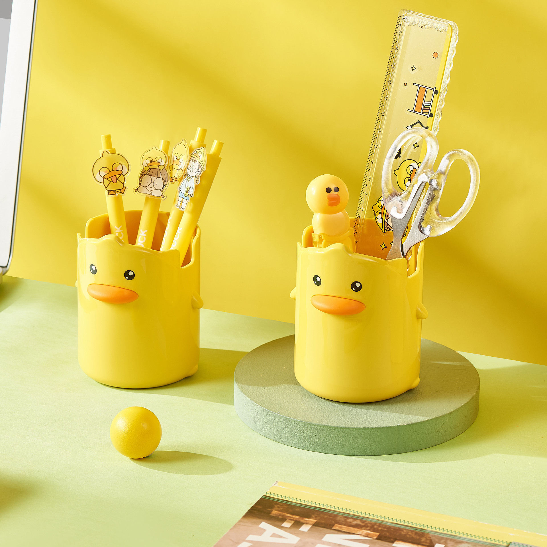 卡通可爱小黄鸭学生笔筒网红创意时尚儿童文具收纳盒桌面办公室