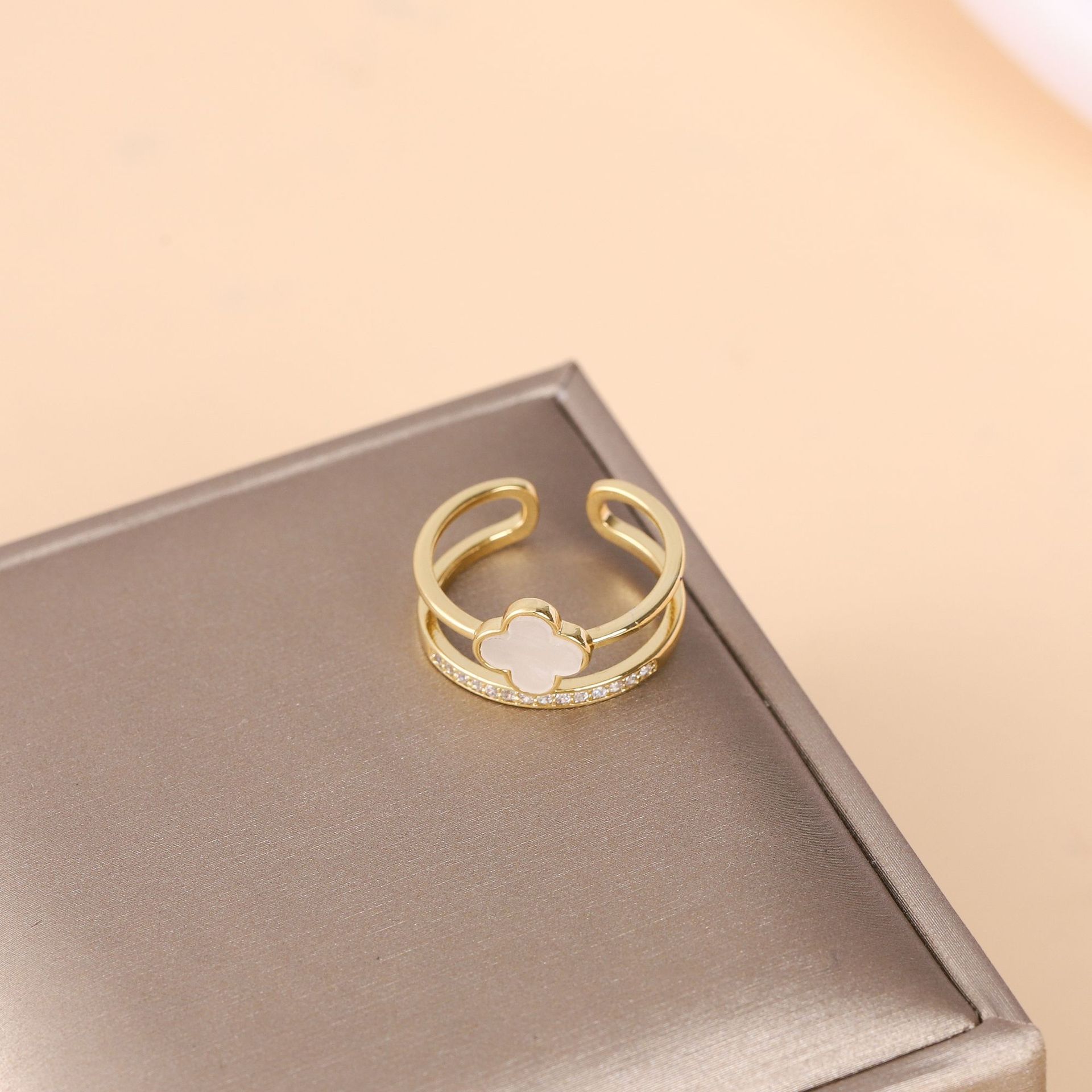 Cross-Border Hot Selling Korean Style Four-Leaf Clover Women's Ring Special Interest Light Luxury Design Non-Fading Ring Live Broadcast Hand Jewelry