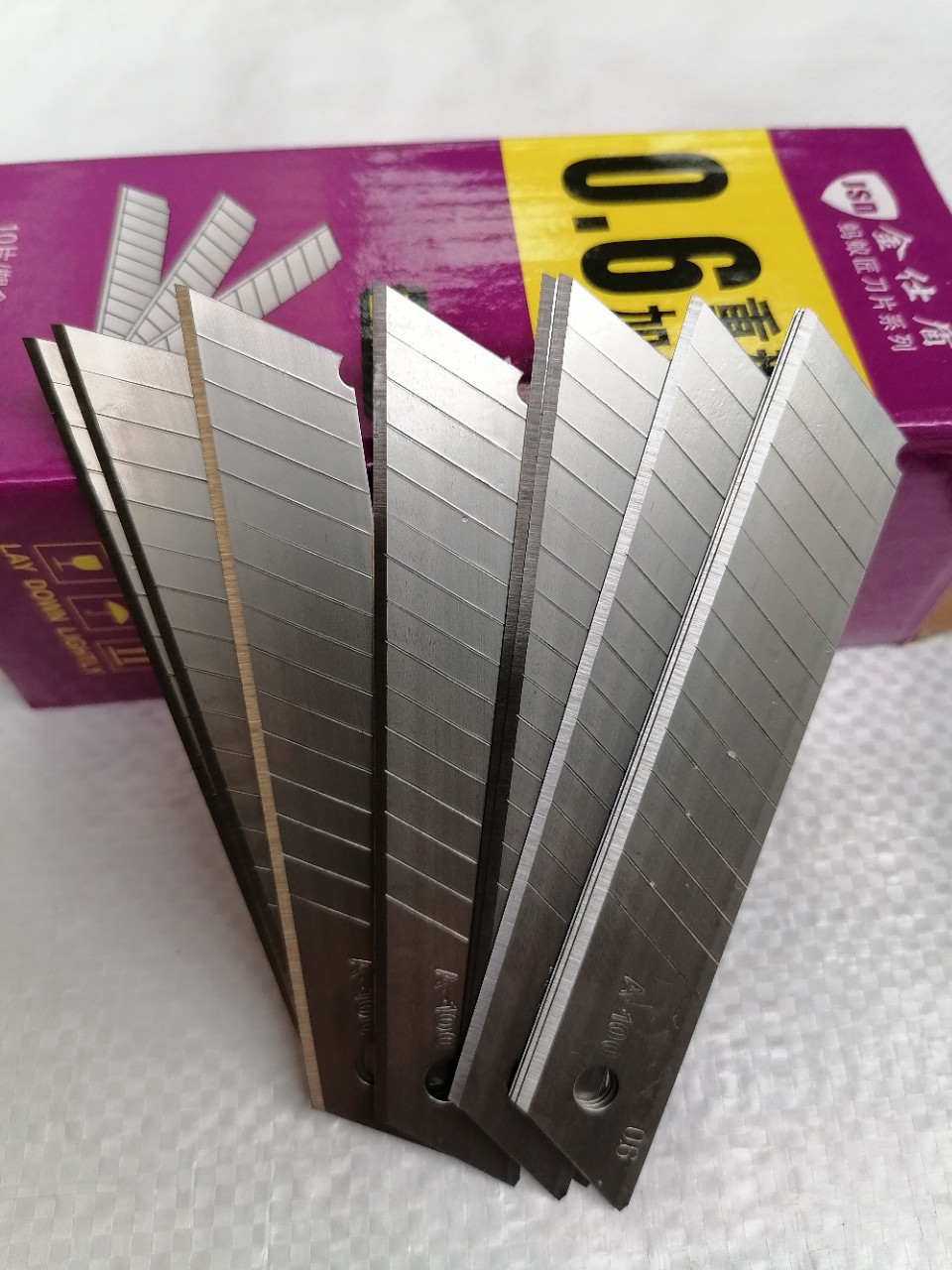 批发06厚金仕盾白刀片壁纸刀美工刀片清洁刀刀片18mm