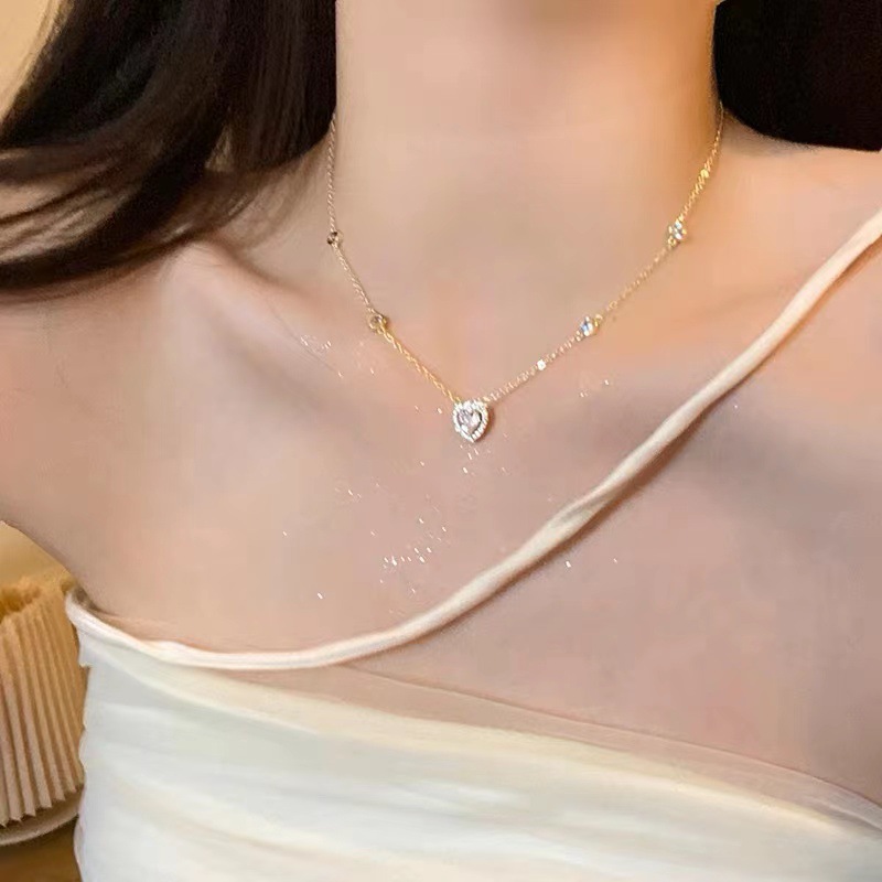 High-Grade Light Luxury Temperament Titanium Steel Necklace Internet Hot Super Flash Pendant Niche Fashion Short Pearl Necklace Accessories