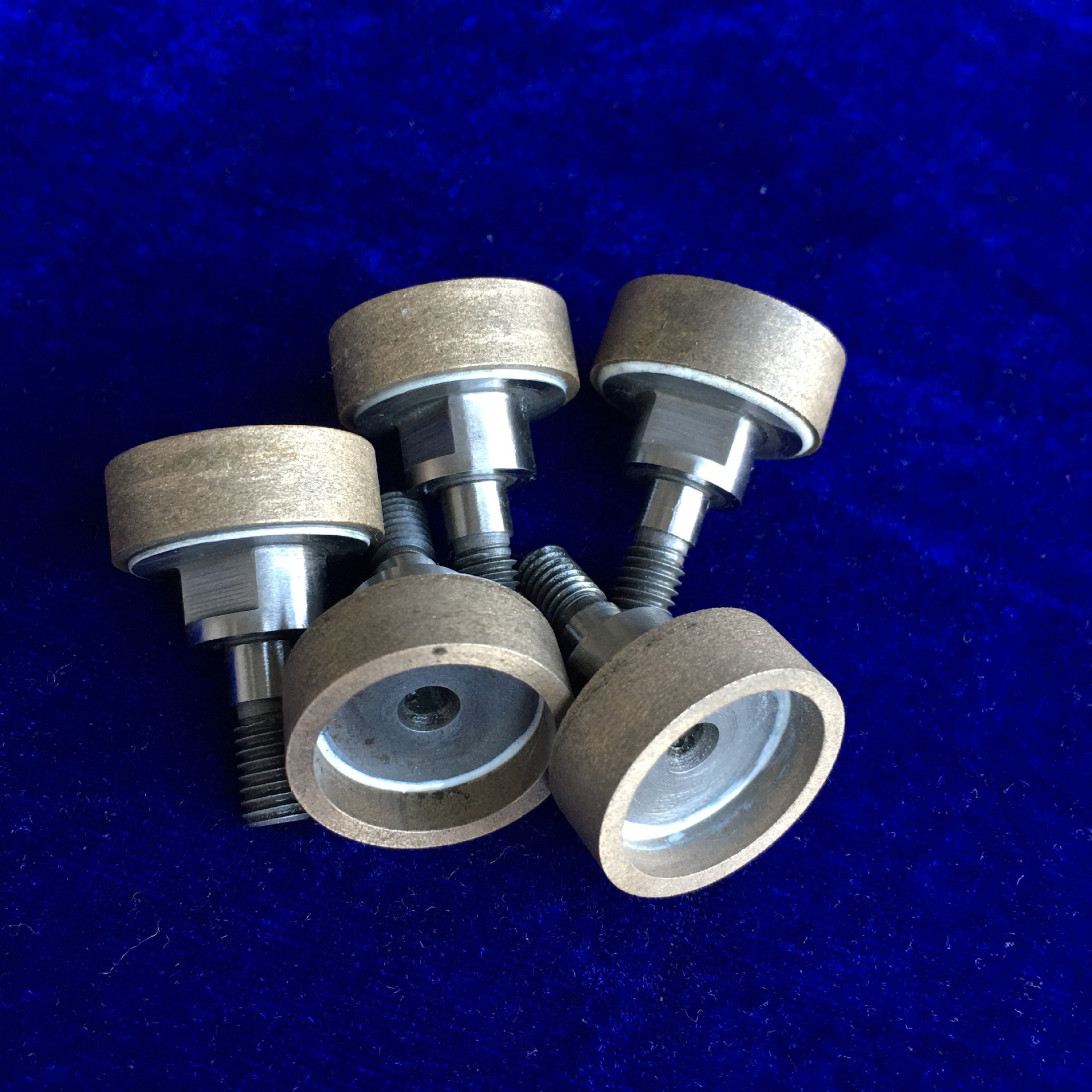 金属结合剂立方氮化硼系列:主要用于加工高速钢,工具钢,模具钢,不锈钢