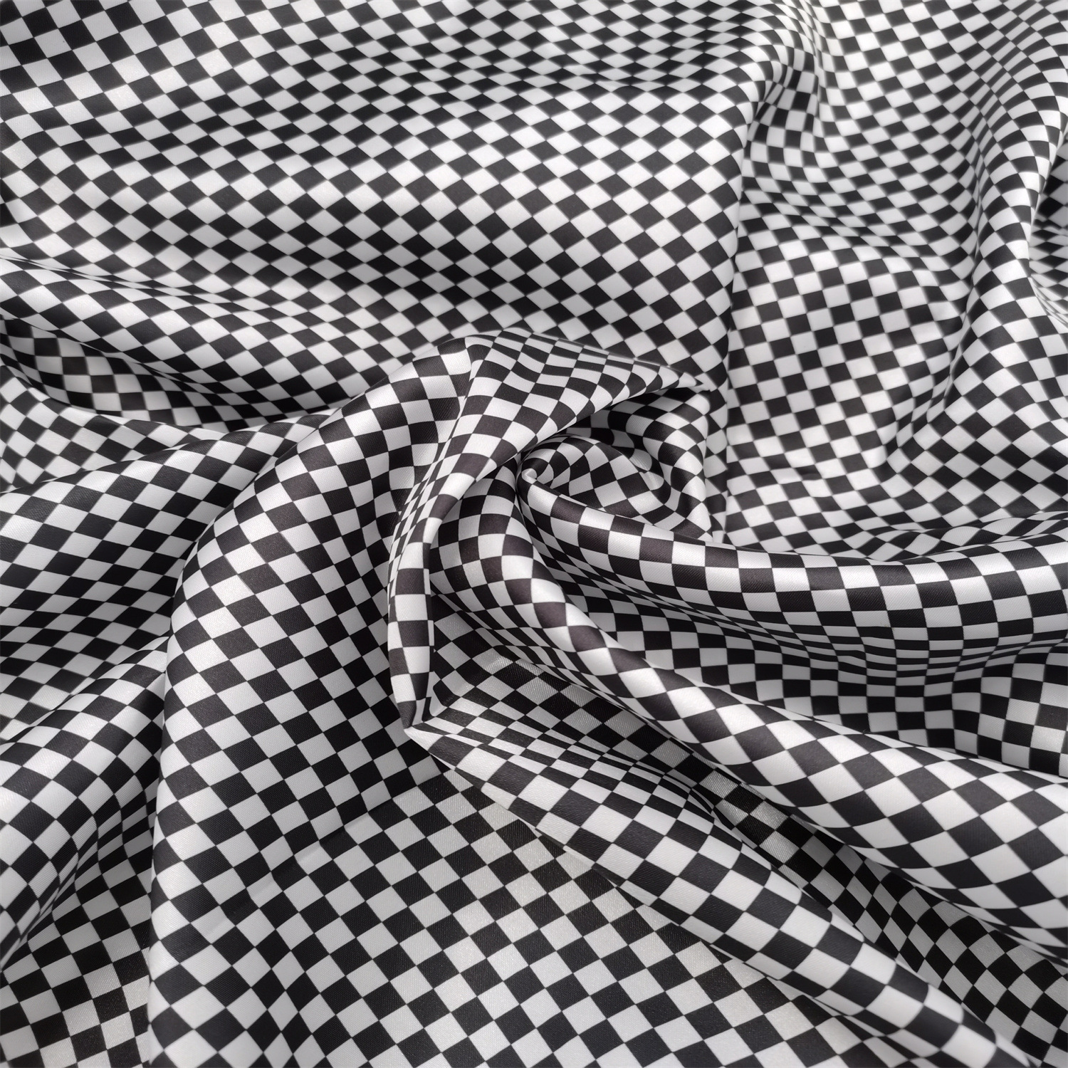 工厂现货 有光色丁黑白棋盘格印花面料里料 演出服抱枕娃娃衣布料