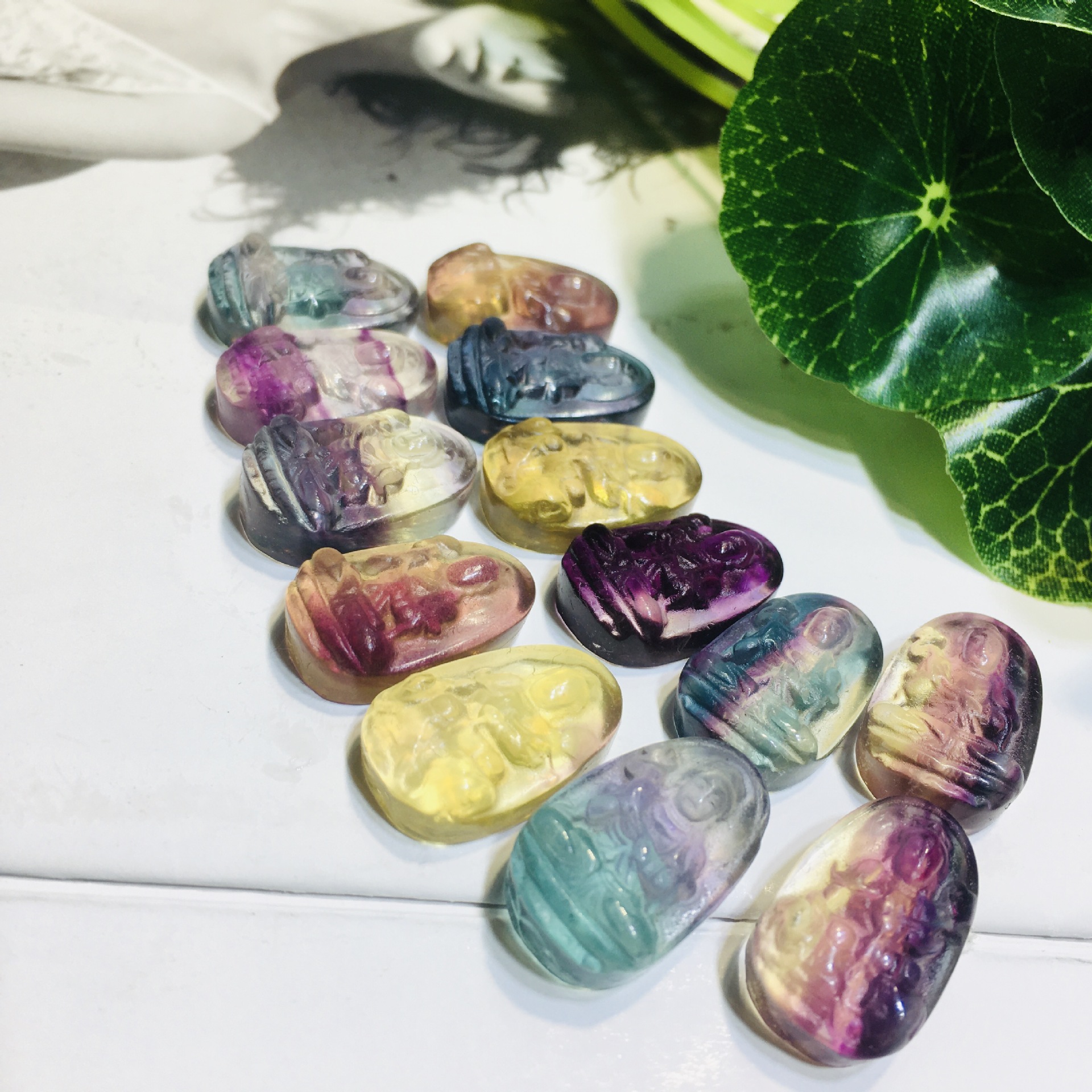 天然水晶玉石七彩萤石绿萤紫萤小雕刻件观音吊坠diy配饰直播供货