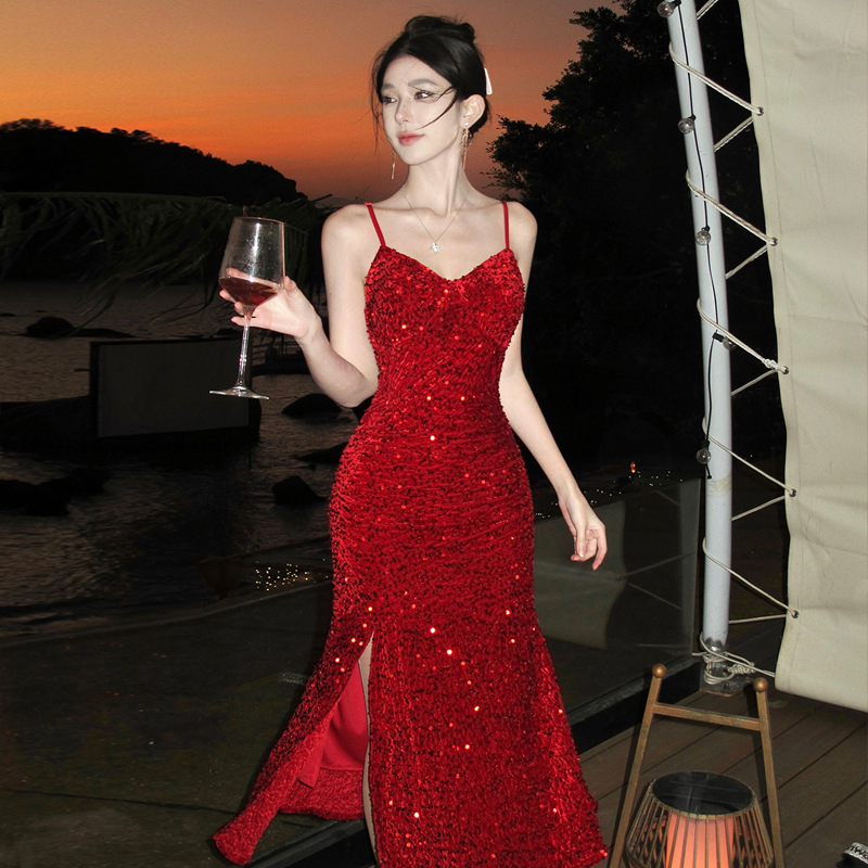 性感红色亮片吊带连衣裙女装高级感年会生日礼服包臀鱼尾裙子