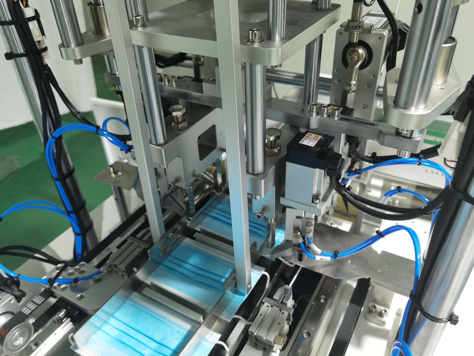 东莞厂家直供平面儿童口罩机 一次性儿童口罩机 高速一拖一口罩机