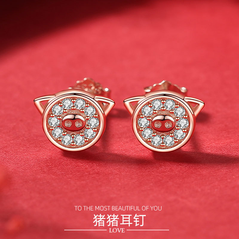 小猪耳环本命年