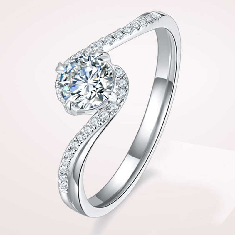 18k金20分钻石戒指女 心形爪优雅大方扭臂群镶钻戒求婚结婚订婚戒