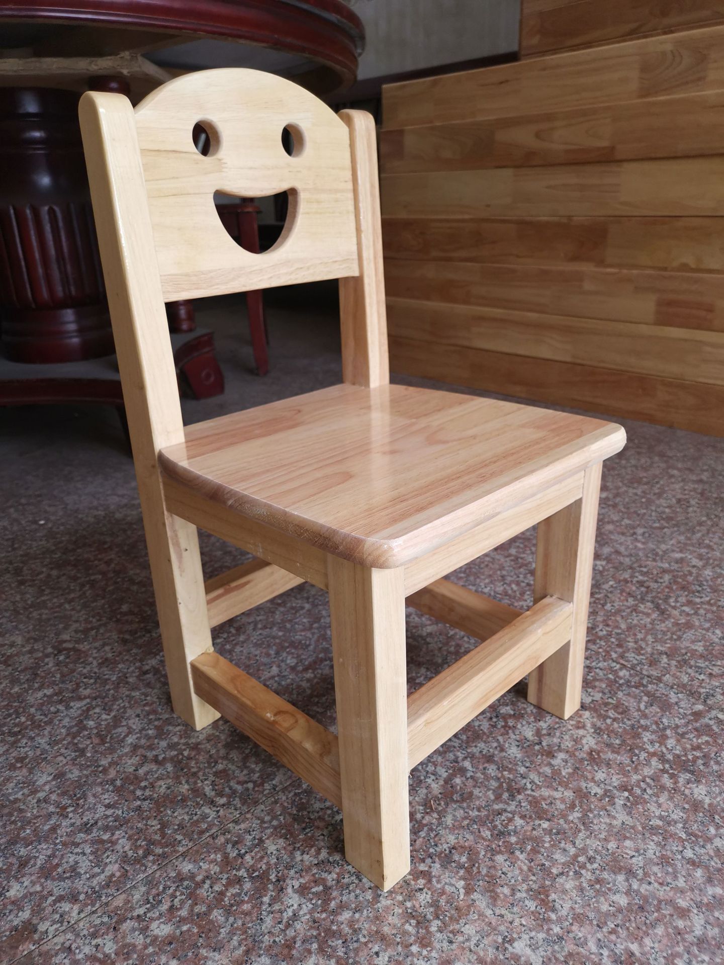 厂家批发橡木幼儿园椅子儿童木质靠背椅笑脸椅桌椅套装橡木小椅子