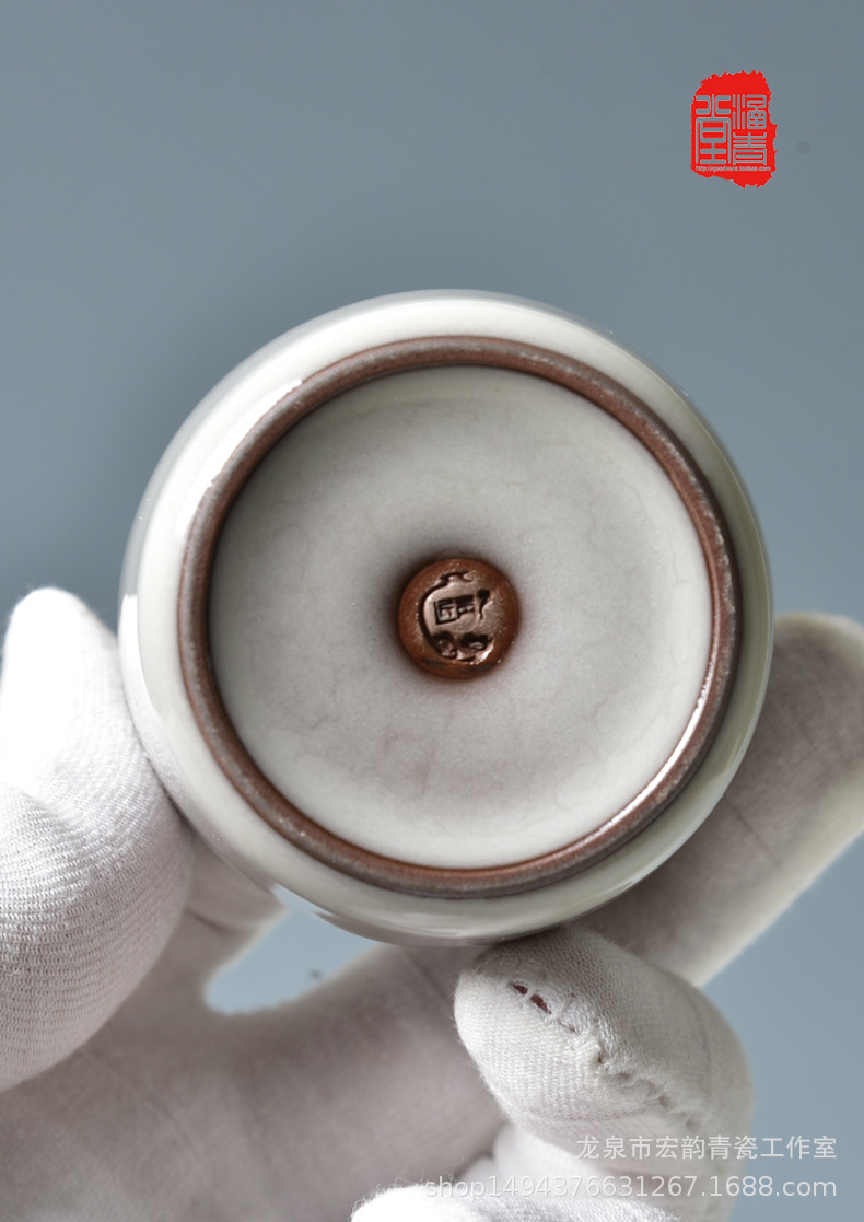 杯子落款为匠青logo,为吴俊老师工作室名,商品描述风格古典传统是否