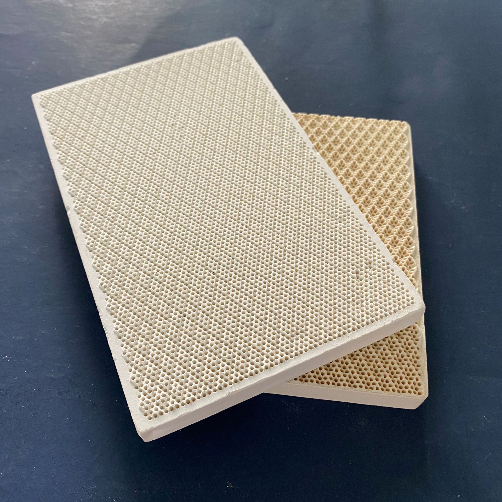 堇青石方形蜂窝陶瓷燃烧板 红外线过滤多孔板 直孔过滤片