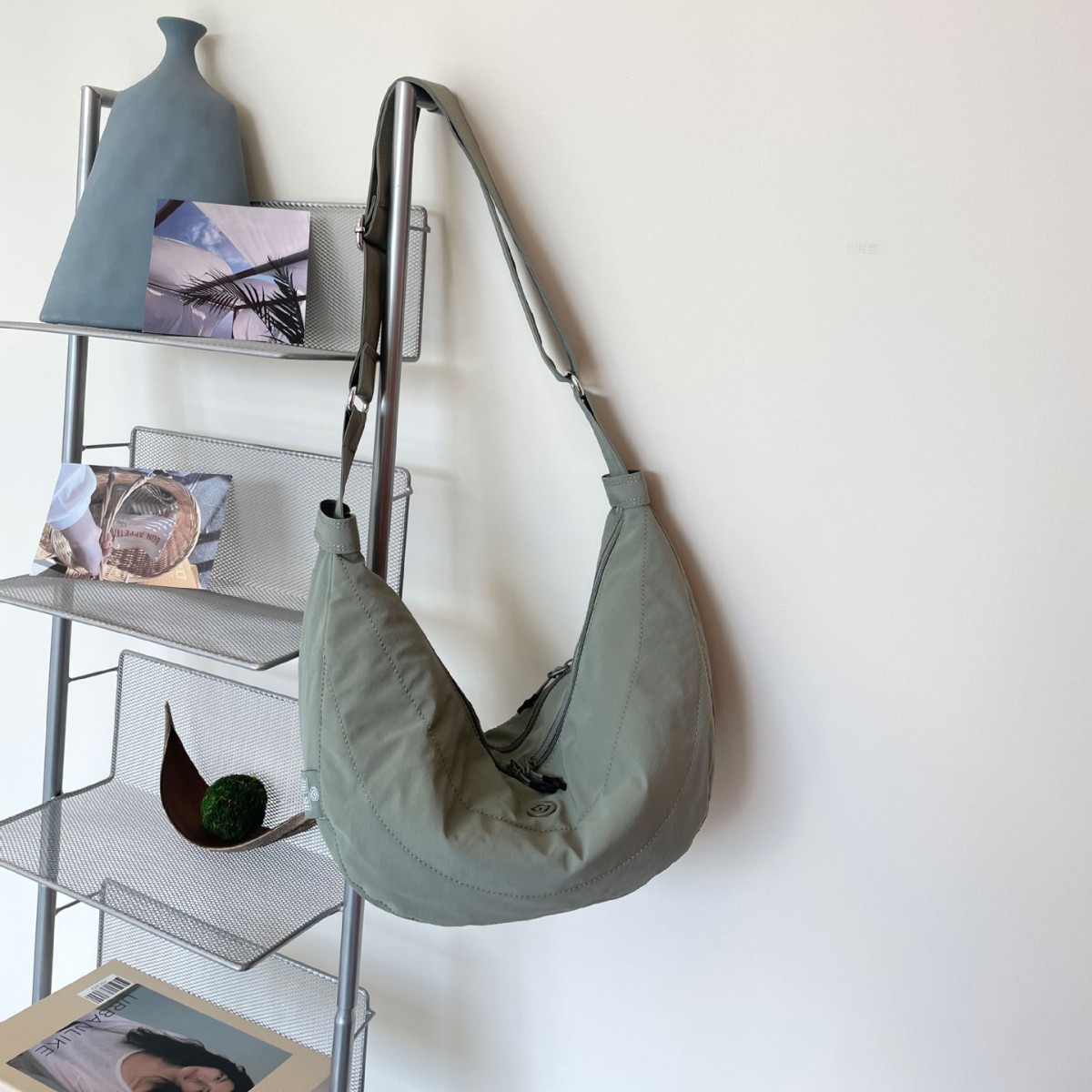 stylish and lightweight multi-layer messenger bag 2025 new simple and versatile nylon cloth bag women‘s western style shoulder bag